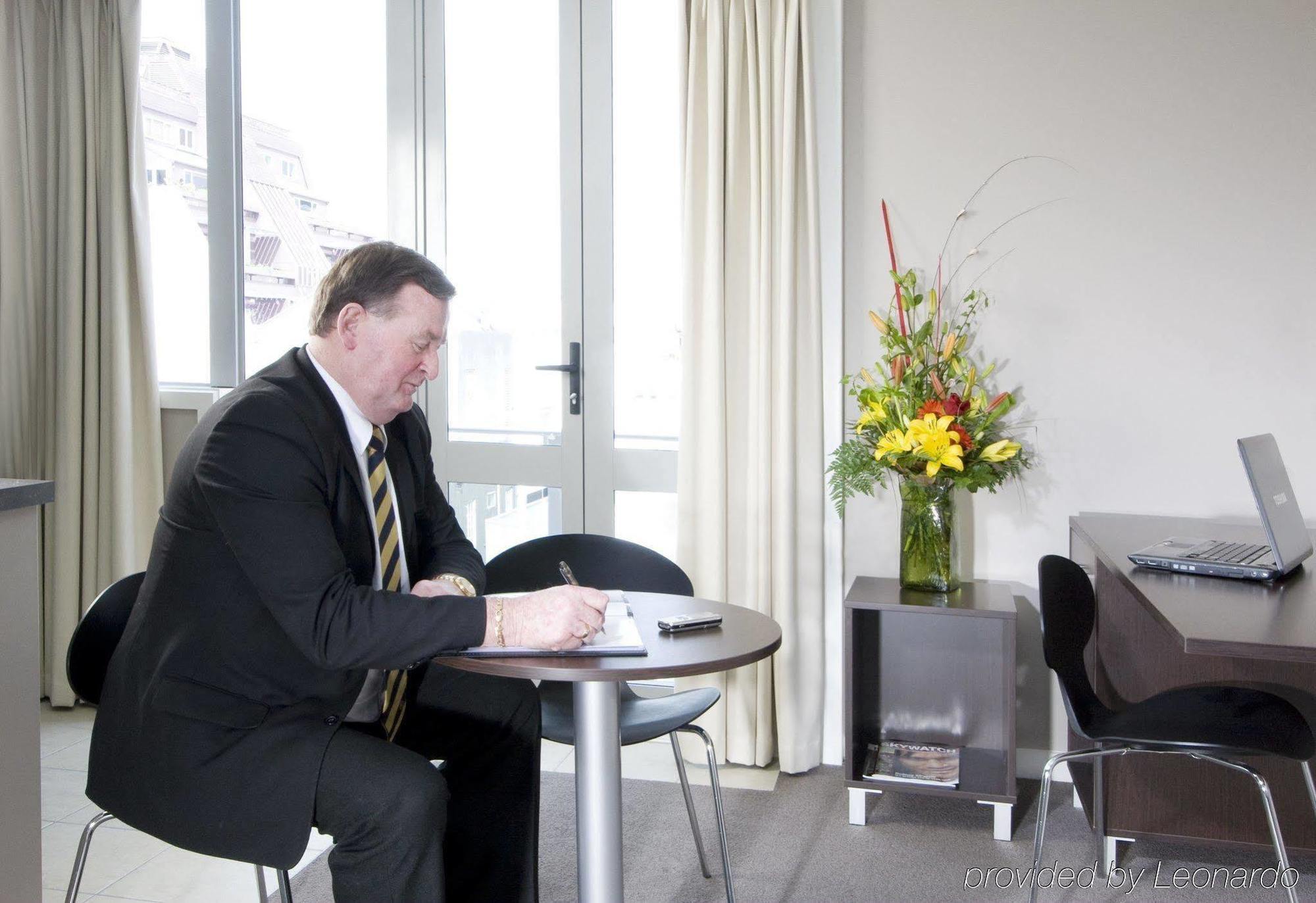 Quest On Ward Serviced Apartments Hamilton Room photo